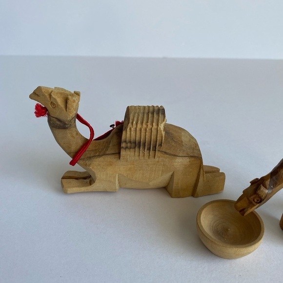Set Of 2‎ Wooden Carved Camels With Drinking Bowl Small Miniatures Nativity - Picture 4 of 13
